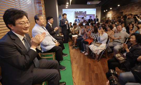 바른 정당 김무성, 유승민 의원이 26일 오후 부산 수영구 지우메디팰리스에 열린 당원과 함께하는 한 여름밤의 토크쇼에서 박수를 치고 있다.